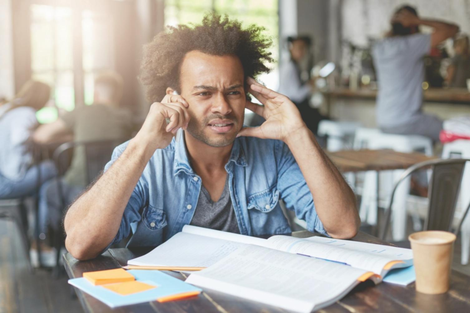 Finanzanalyst bei der Datenauswertung am Arbeitsplatz