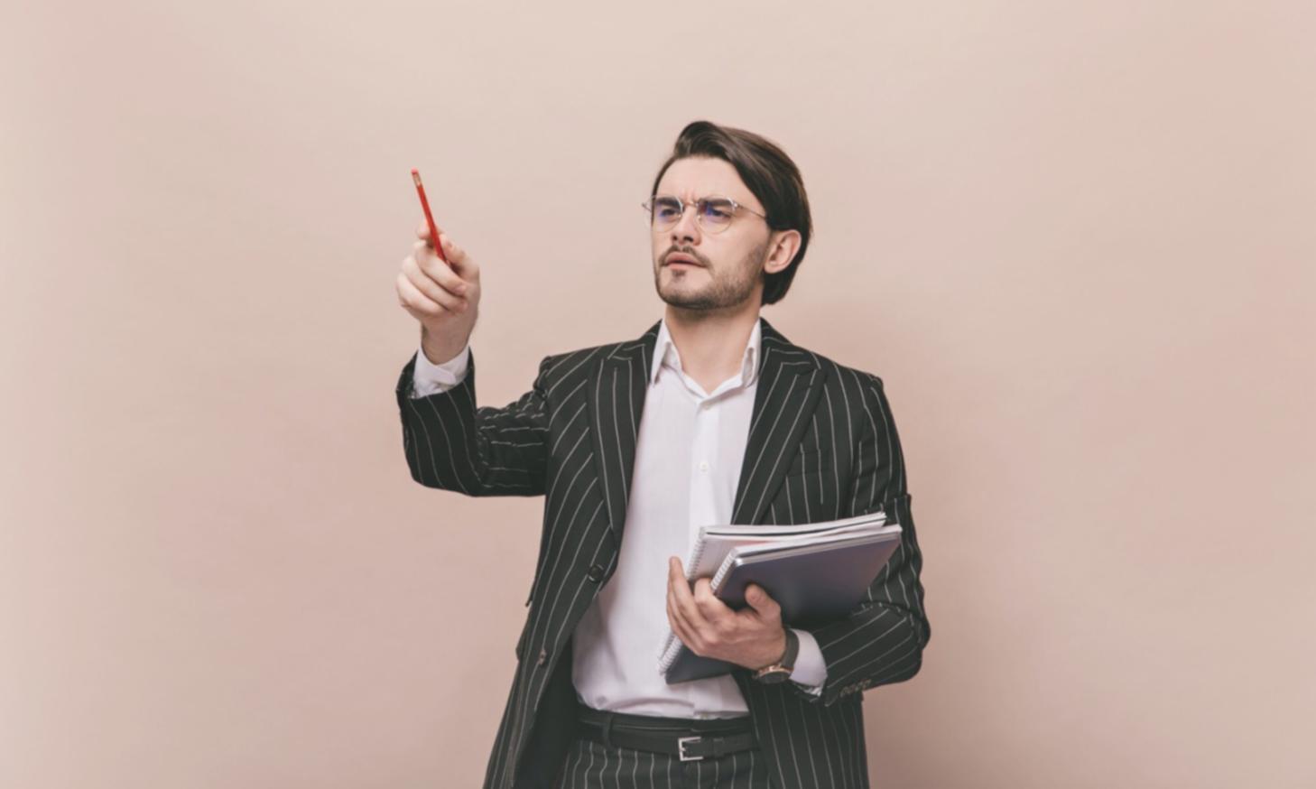 Professioneller Arbeitsplatz mit modernen Finanzanalysewerkzeugen und Dokumentation