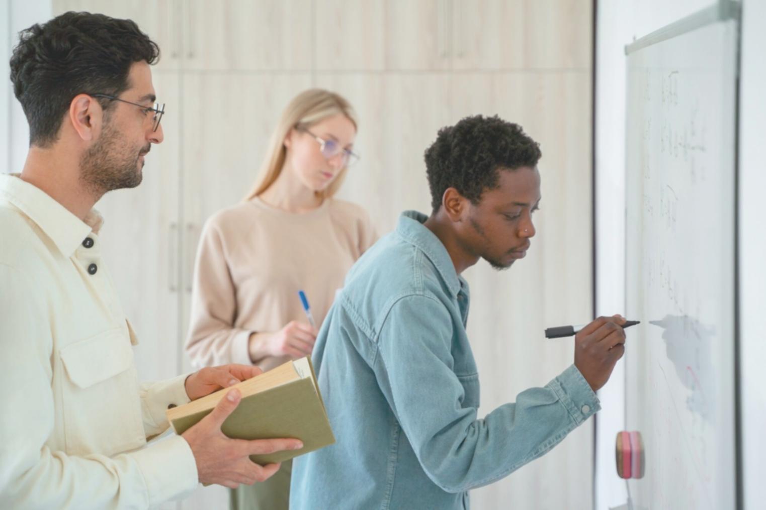 Detaillierte Marktanalyse mit verschiedenen Forschungsmethoden und Datenvisualisierungen